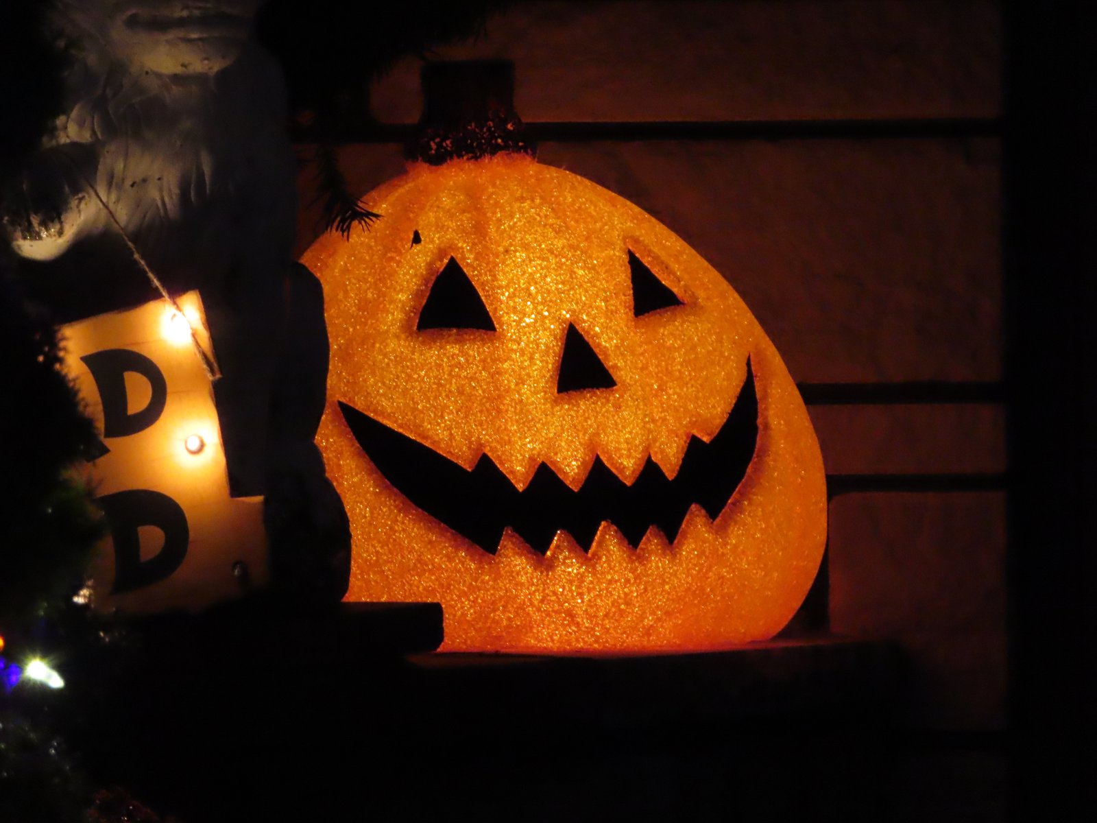 A sparkly jack-o-lantern.